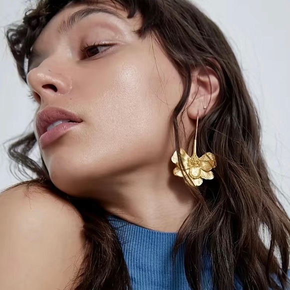 Gold Tone Gingko Leaf Fairy Earrings - Picture 3 of 8